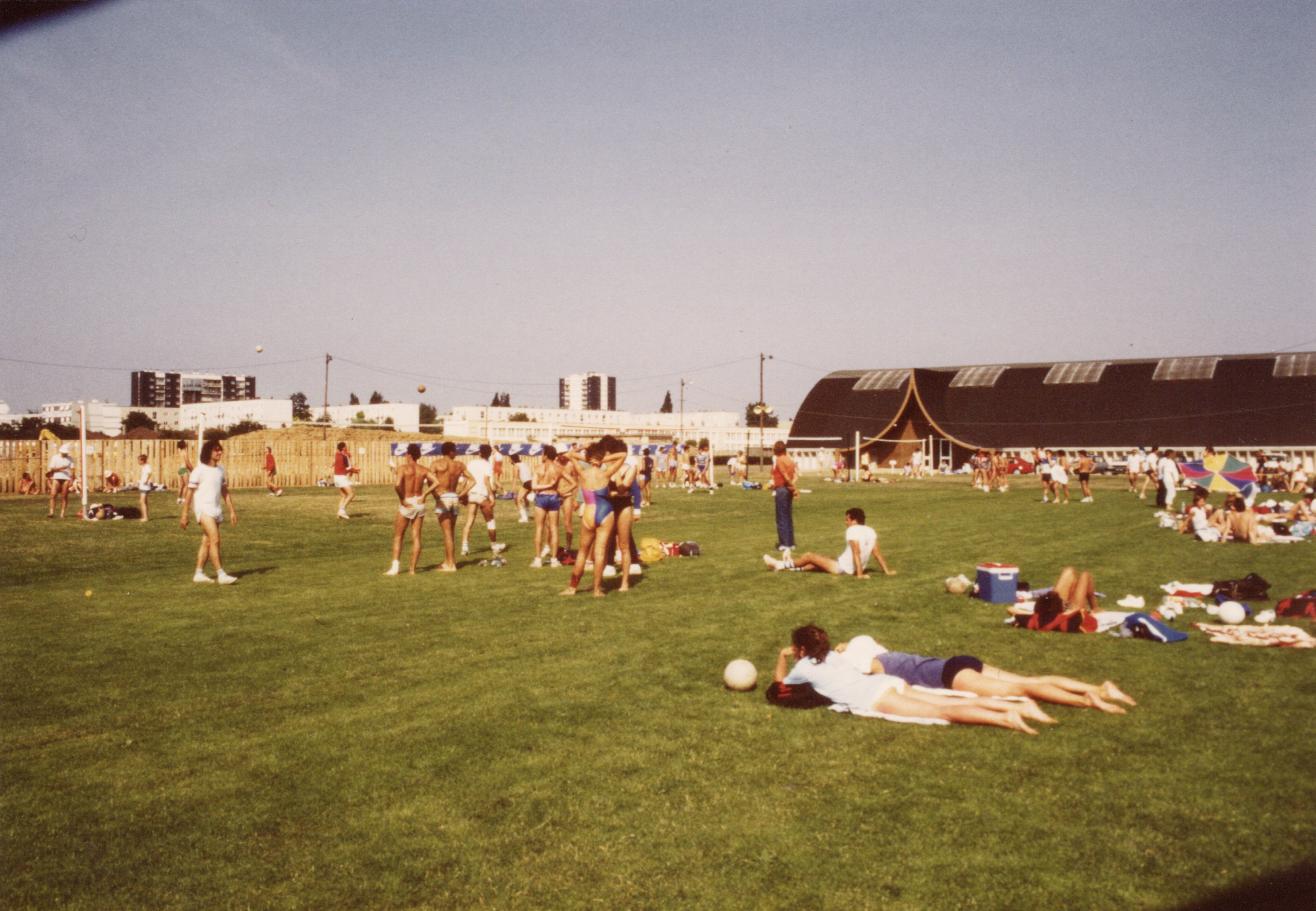 Photo du tournoi de 1986, sur terrain gazonné
